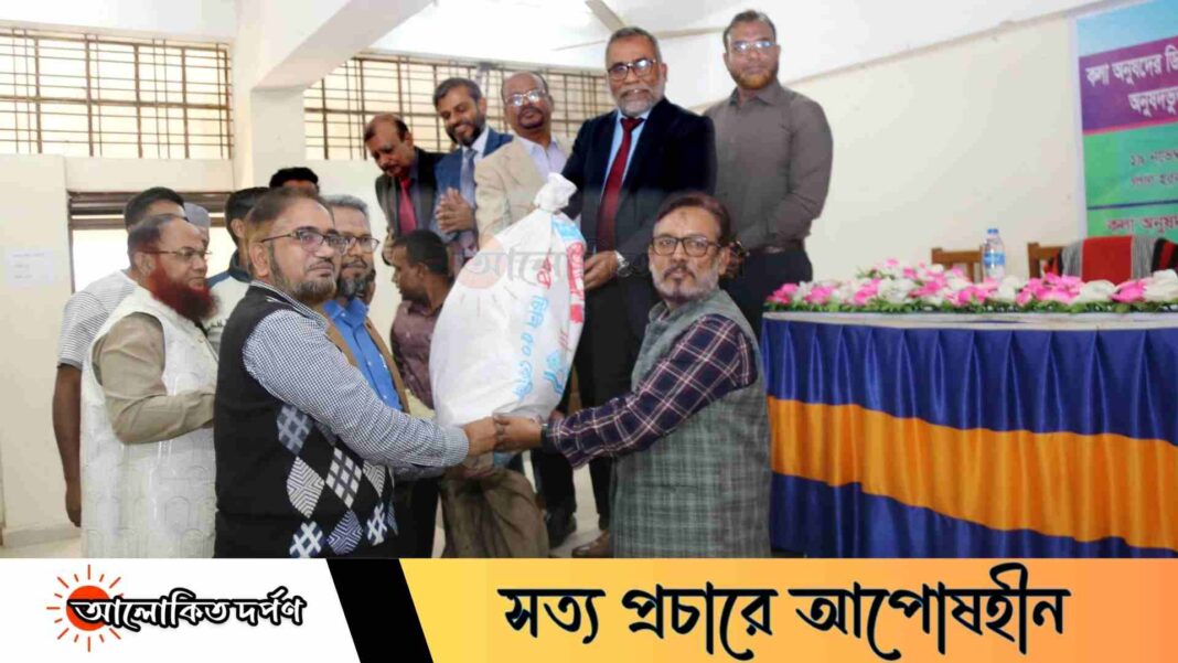 ইবিতে কলা অনুষদভুক্ত বিভাগসমূহে ক্রীড়া সামগ্রী বিতরণ ইবিতে কলা অনুষদভুক্ত বিভাগসমূহে ক্রীড়া সামগ্রী বিতরণ