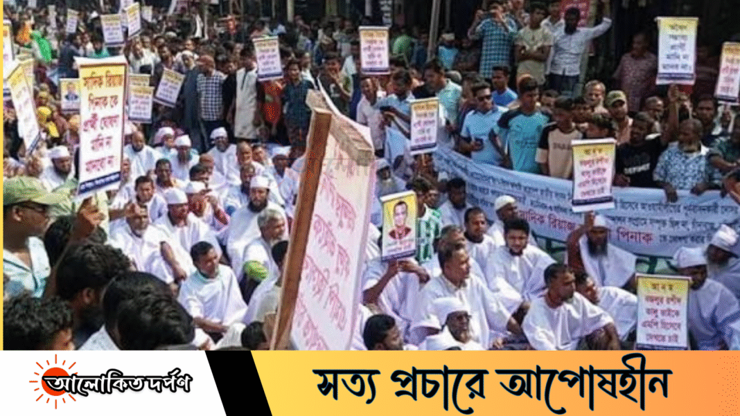 দিনাজপুর-২ আসনে বিএনপির প্রার্থী বাতিলের দাবিতে কাফন পরে মৌন মিছিল