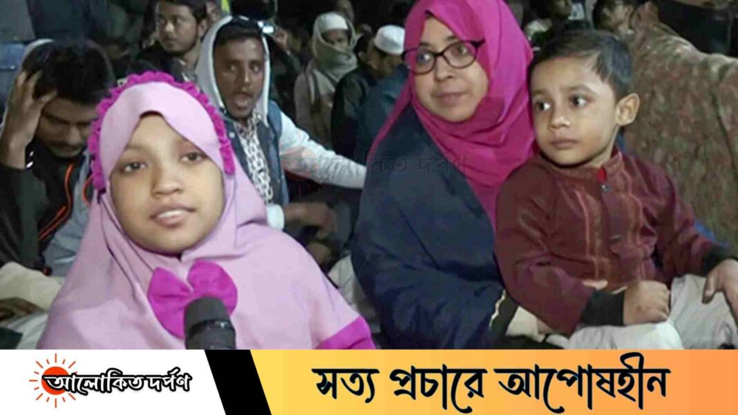 হাদি হত্যার বিচারের দাবিতে দুই শিশু নিয়ে মা হদী চত্তরে হাদি হত্যার বিচারের দাবিতে দুই শিশু নিয়ে মা হদী চত্তরে