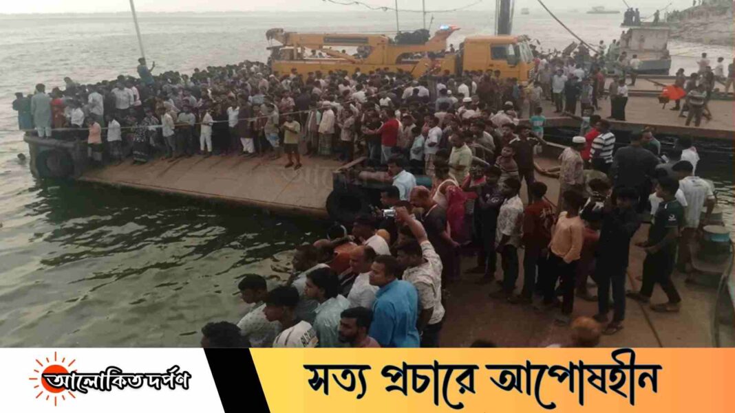 দৌলতদিয়ায় বাস নদীতে তলিয়ে নিহত ৪, নিখোঁজ অন্তত ৪৫