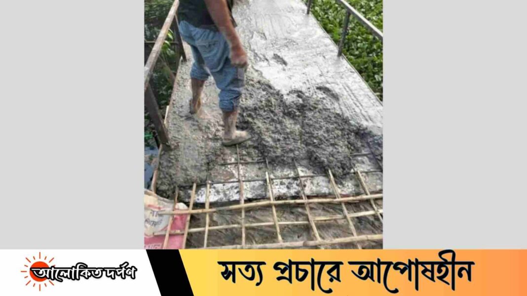 আগৈলঝাড়ায় ব্রিজ ঢালাইয়ে রডের বদলে বাঁশ ব্যবহার