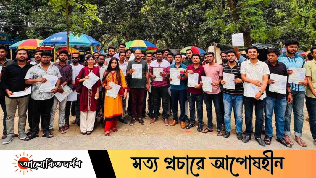 গণভোটের প্রশ্ন নিয়ে ভিন্নমত, সচেতনতায় ইবি ছাত্রদলের লিফলেট বিতরণ