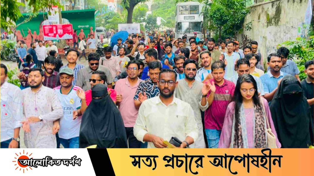 শিক্ষার্থীবান্ধব ও নিরাপদ ক্যাম্পাস গড়তে সচেতনতামূলক লিফলেট বিতরণে জবি ছাত্রদল